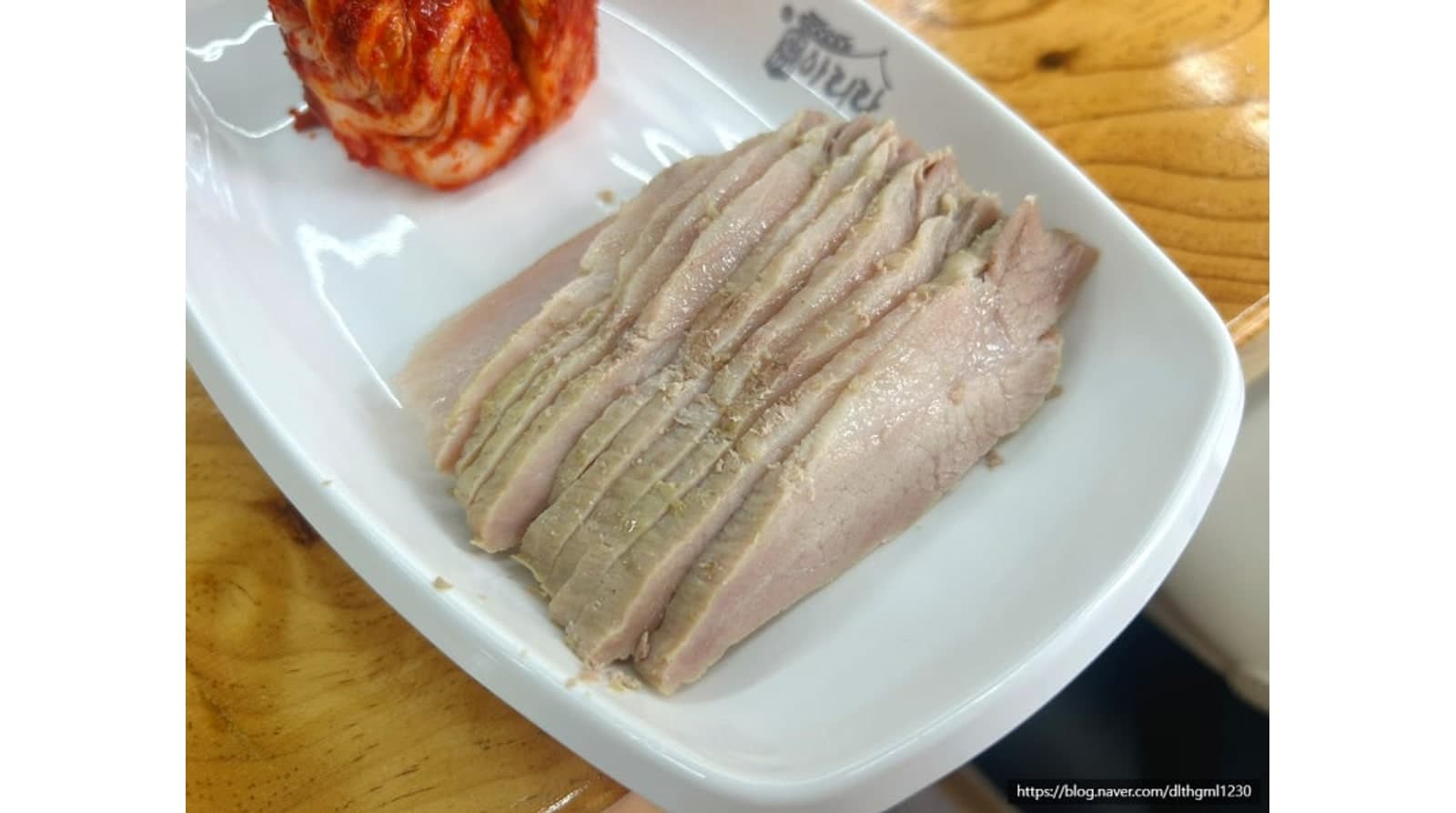 점심 정식으로 나온 보쌈 고기 — 신정네거리점 공개 방문 사진