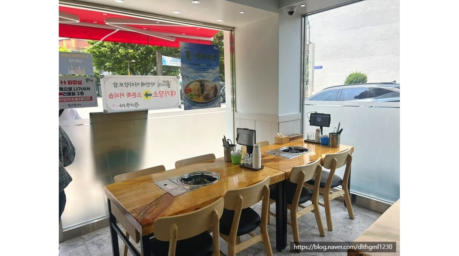 창가 쪽 매장 테이블 — 신정네거리점 공개 방문 사진