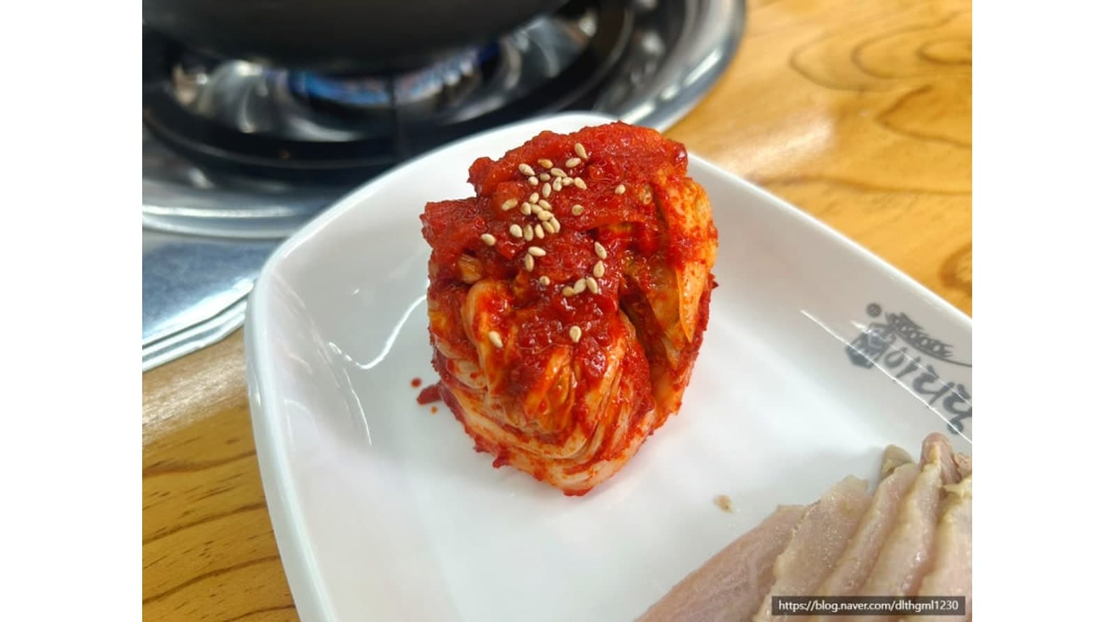 보쌈과 함께 나온 김치 — 신정네거리점 공개 방문 사진