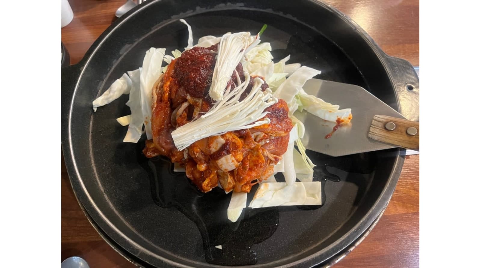 조리 전 닭갈비와 채소가 담긴 철판 — 공개 방문 사진