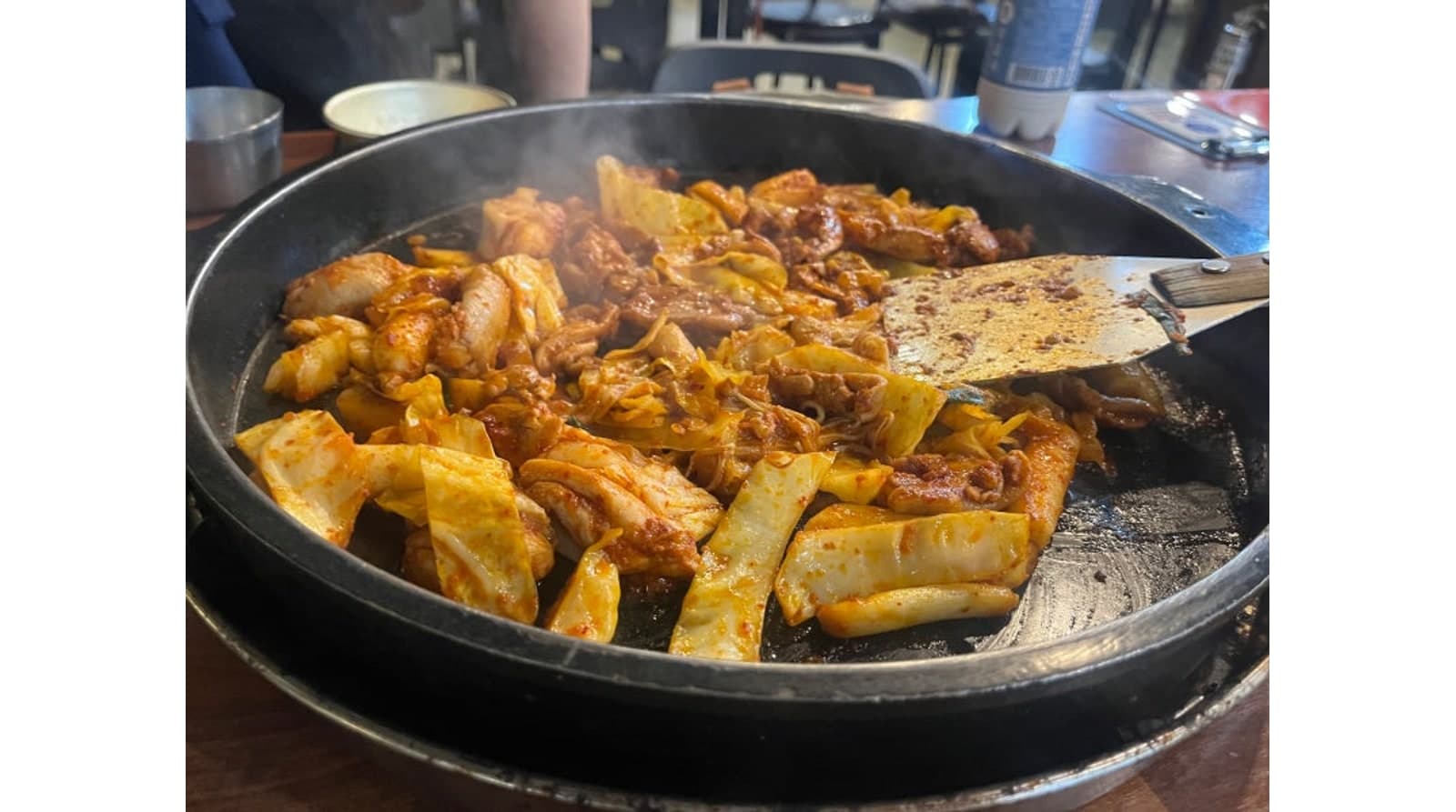 철판에서 볶은 닭갈비와 채소 — 공개 방문 사진
