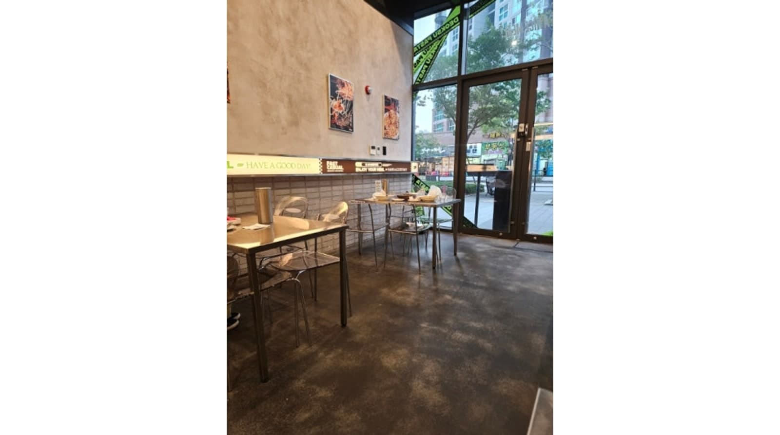 창가와 실내 테이블 — 공개 방문 사진