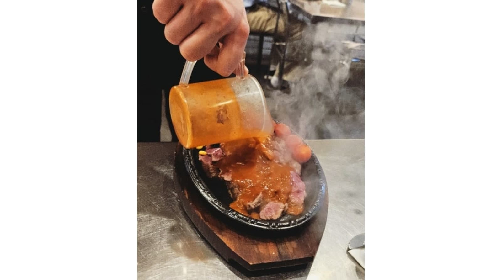 츄라이 스테이크에 소스를 붓는 모습 — 공개 방문 사진