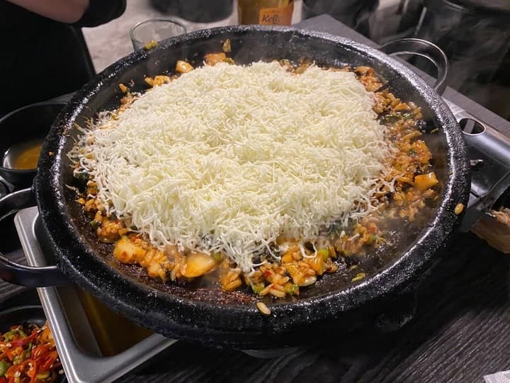 치즈를 넓게 올린 볶음밥 — 뽈레 공개 사진