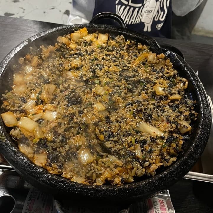 돌판에 펼쳐 담은 볶음밥 — 뽈레 공개 사진