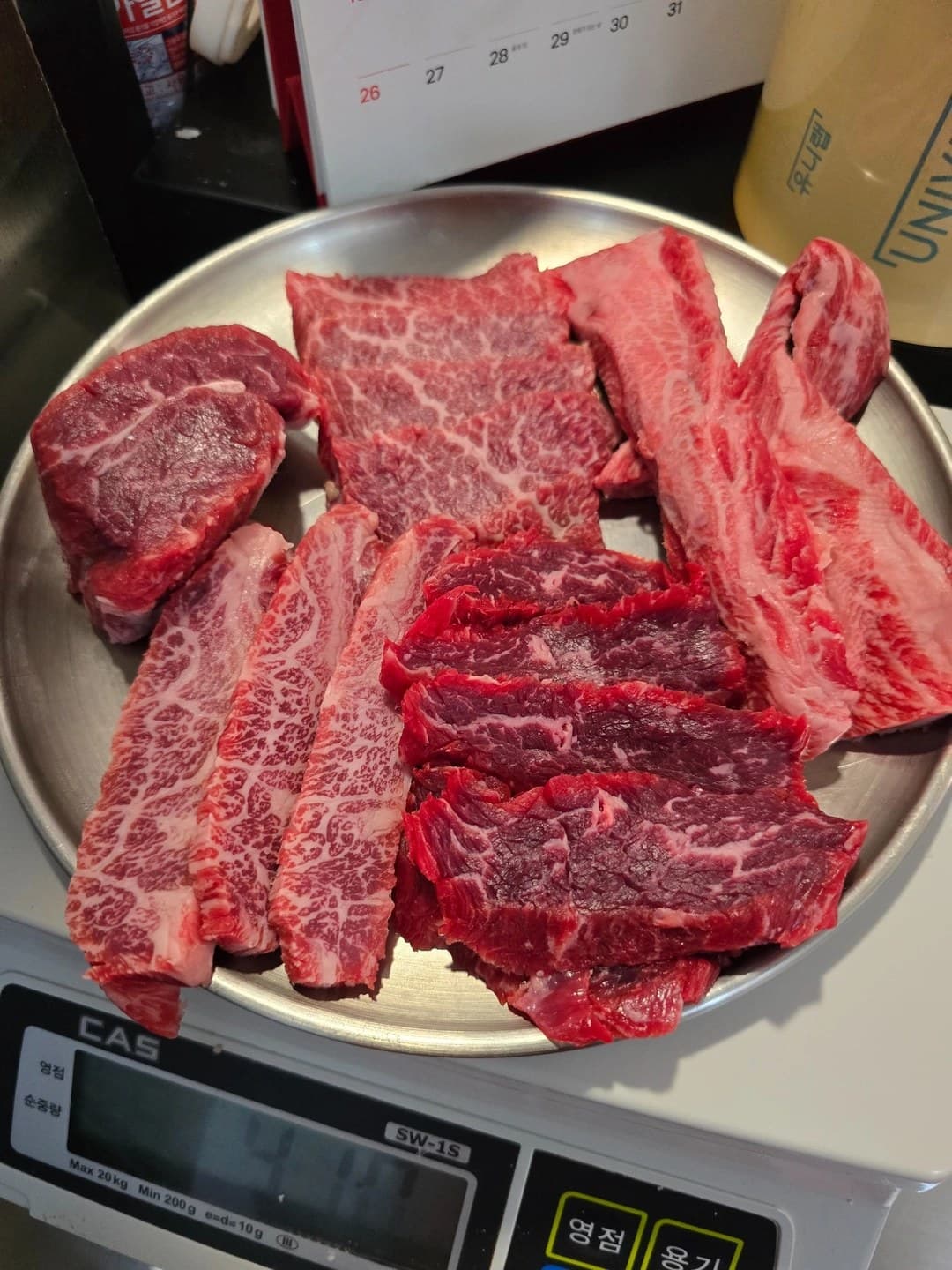여러 조각의 한우를 담은 접시 — 당근 업체 페이지 등록 사진