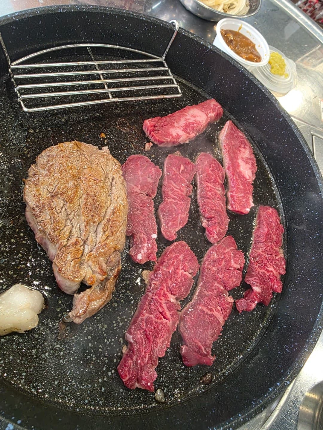 불판에서 고기를 굽는 모습 — 당근 업체 페이지 등록 사진