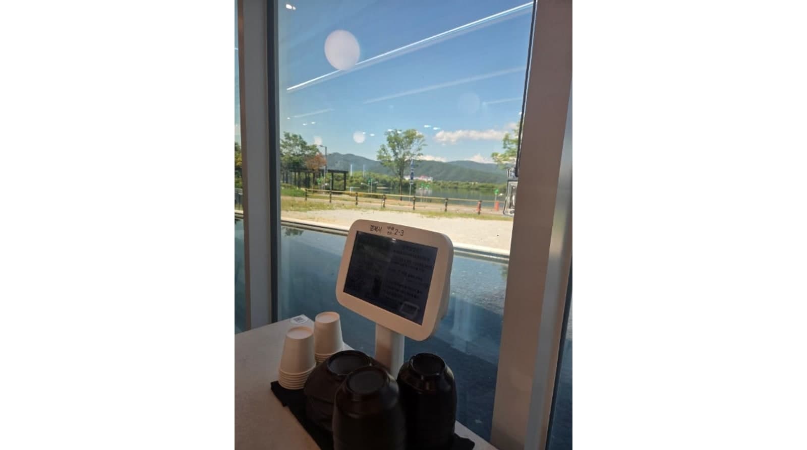 창가 테이블과 주문용 화면 — 공개 방문 사진