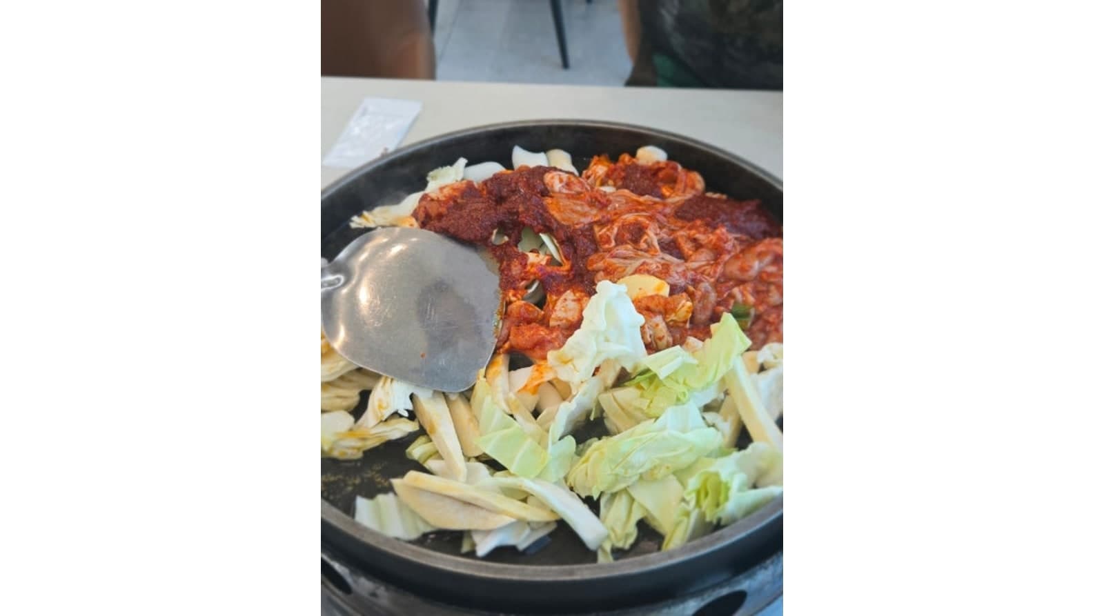 채소와 닭갈비를 철판에서 조리하는 모습 — 공개 방문 사진
