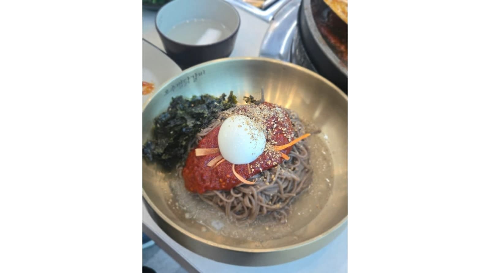 김가루와 달걀을 올린 비빔막국수 — 공개 방문 사진