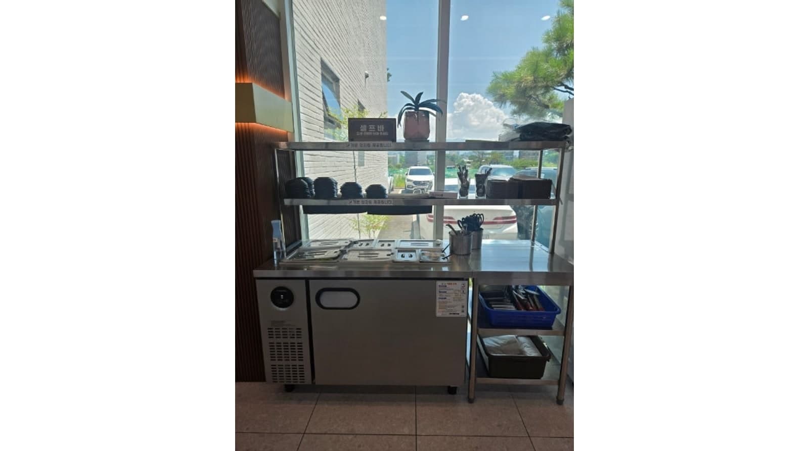 추가 반찬을 가져오는 셀프바 — 공개 방문 사진