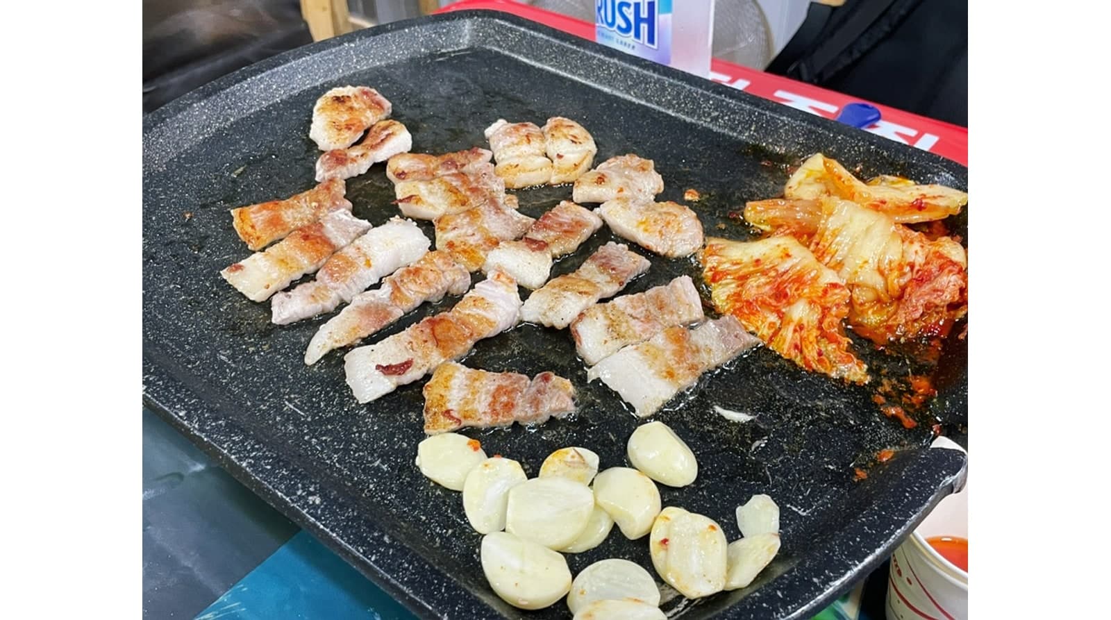 불판 위에서 굽는 삼겹살과 김치 — 공개 방문 사진