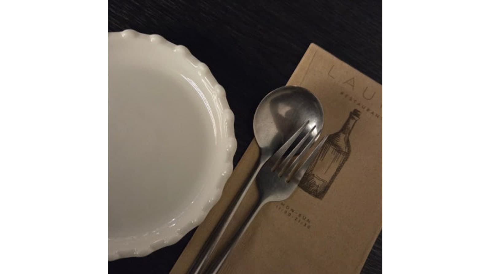 테이블의 접시와 식기 세팅 — 공개 방문 사진