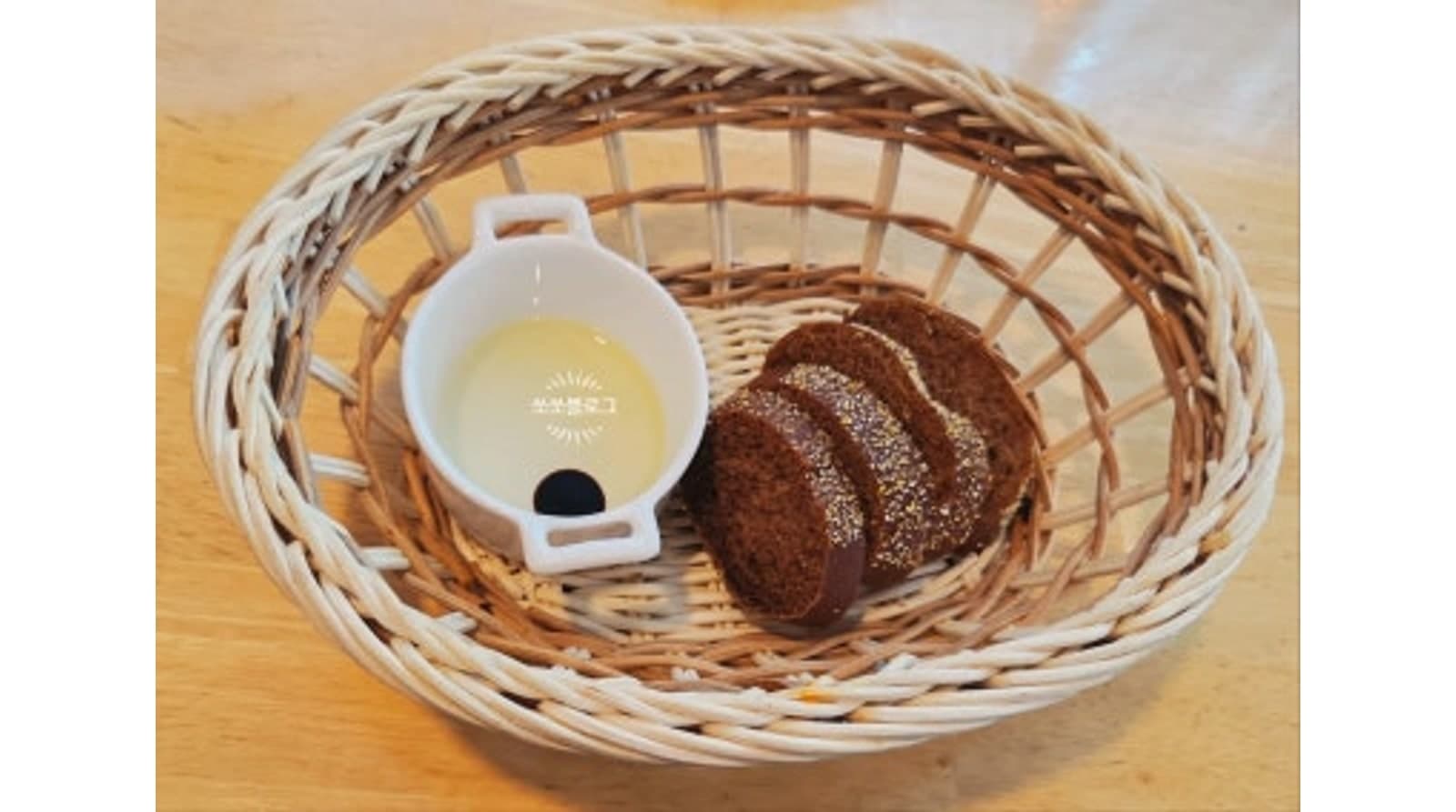 방문 당시 제공된 식전빵 — 공개 방문 사진