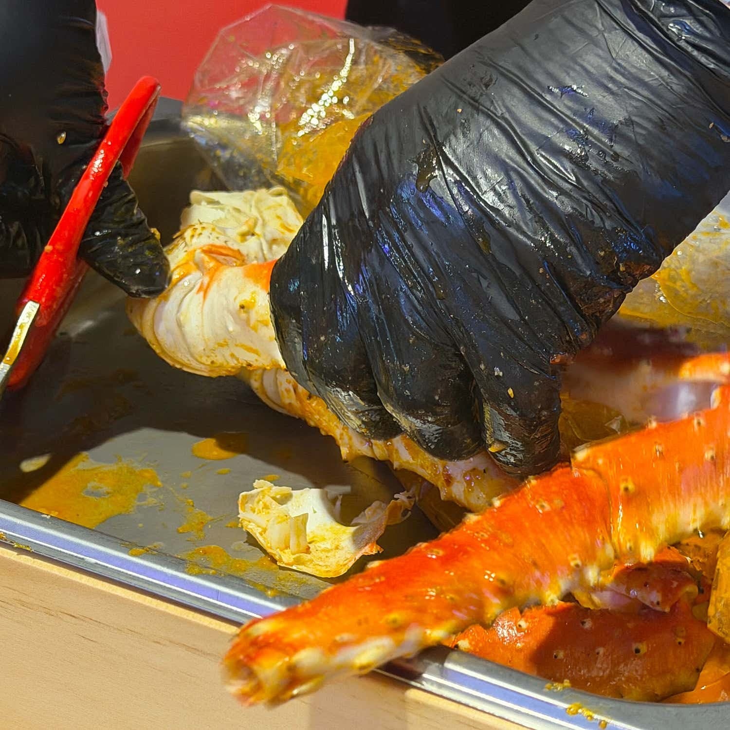 해산물 손질 장면 — 명동점 소개 페이지 게재 사진