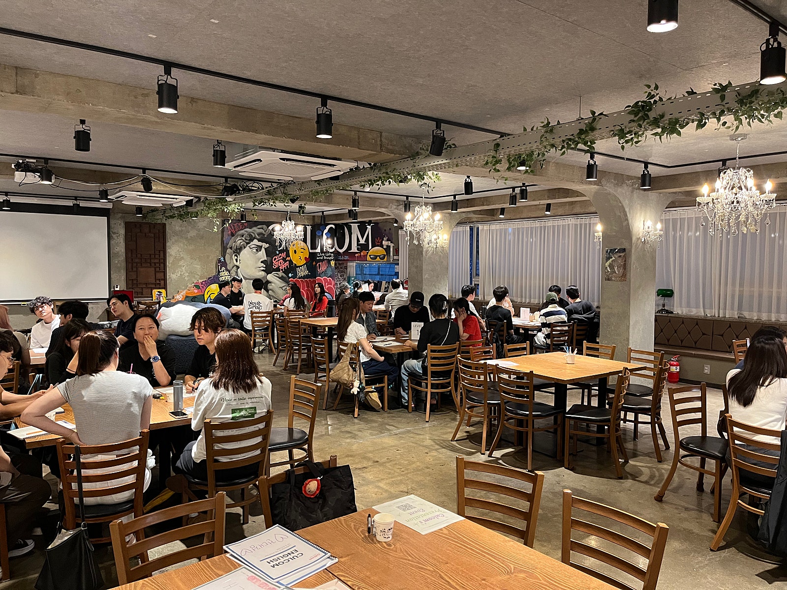 실내에 정리된 자료와 회화 스터디 테이블 사진 2