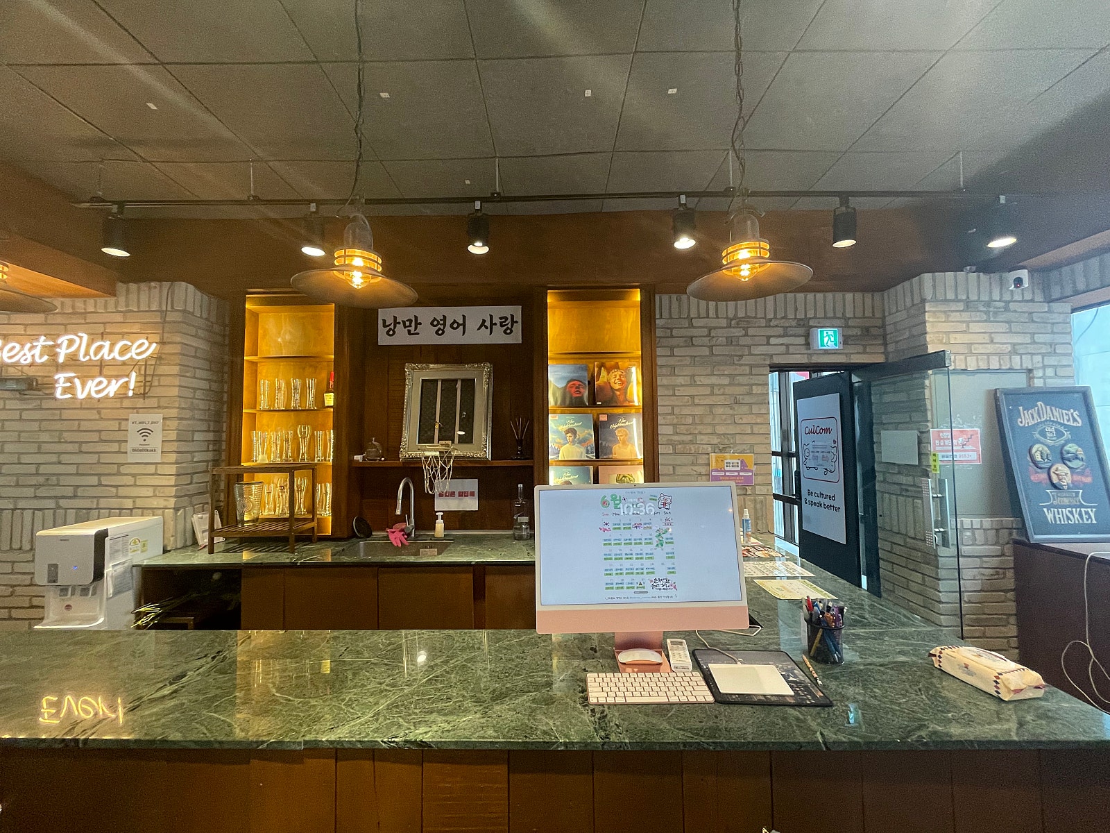 컬컴 노원점의 내부 통로와 안내 공간 사진 2