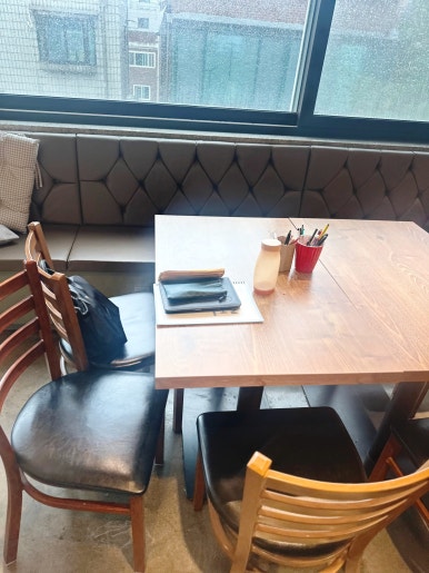 실내 안내와 창가의 스터디 테이블 사진 2